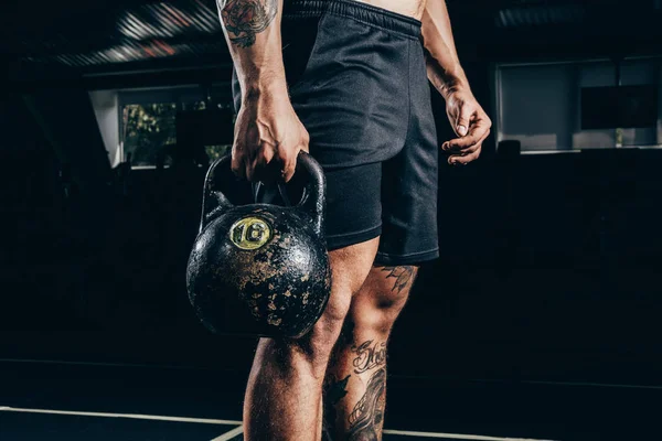 Desportista segurando kettlebell — Fotografia de Stock