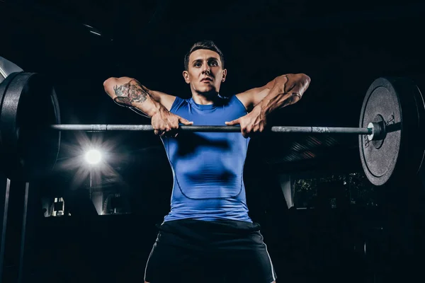 Athletischer Sportler beim Hantelheben — Stockfoto