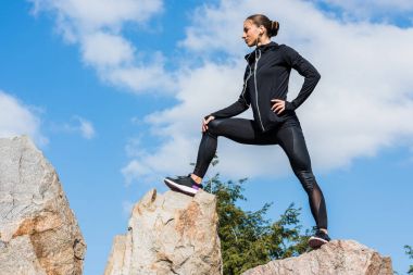 kayaların üzerinde genç sportif kadın