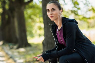 kadın parkta müzik dinleme