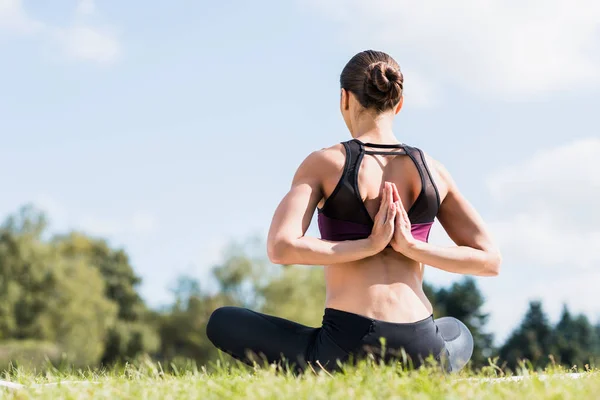 Yogini v reverzní představují modlitba — Stock fotografie