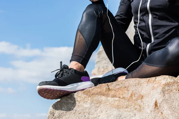 Mujer sentada sobre rocas — Foto de Stock