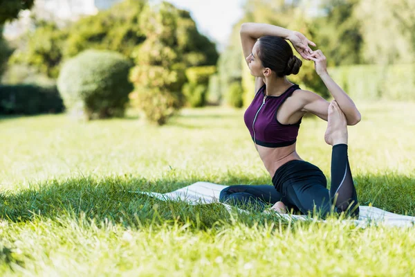 Pigeon pose — Stock Photo, Image