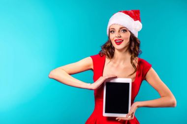 kadın tablet sunan santa kostüm