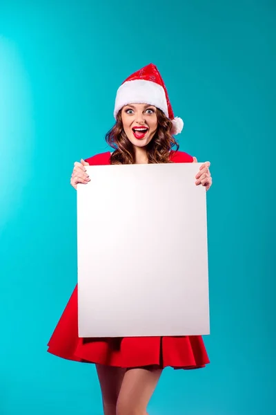 Збуджена дівчина Санта з порожнім плакатом — стокове фото