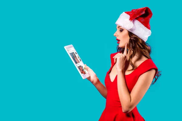 Santa chica con tableta digital — Foto de Stock