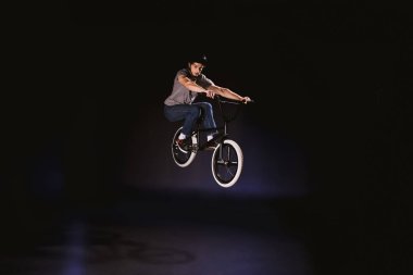 BMX bisikletçi performans stunt