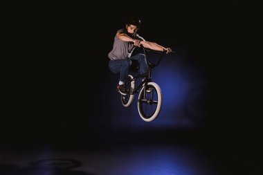 BMX bisikletçi performans stunt