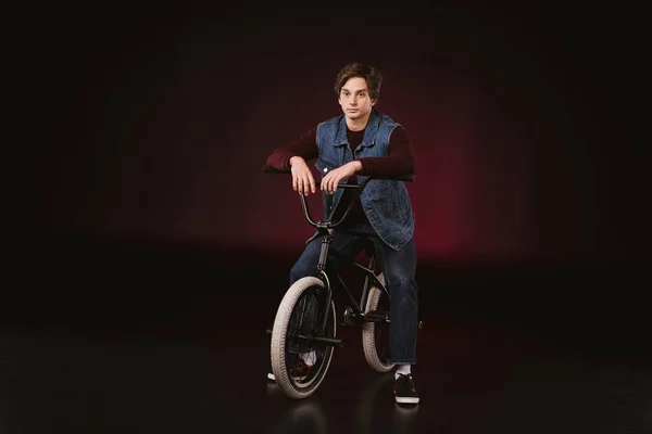 Młody rowerzysta z rowerów bmx — Darmowe zdjęcie stockowe