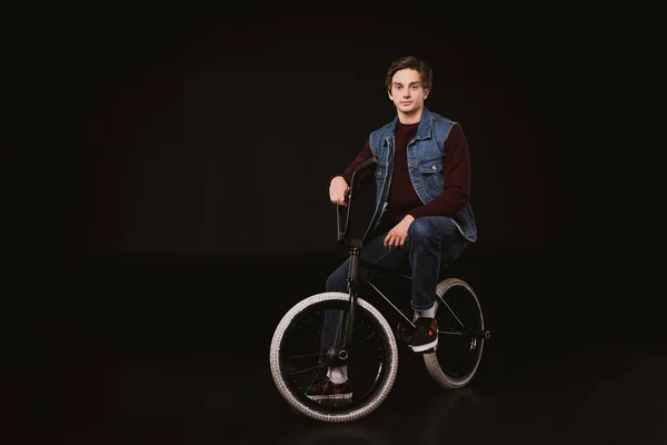 Молодой велосипедист с велосипедом bmx — стоковое фото