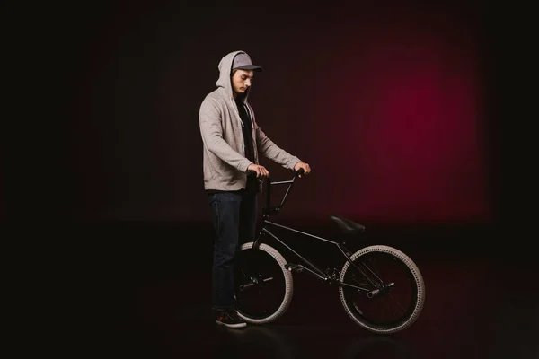 Ciclista joven con bicicleta bmx —  Fotos de Stock