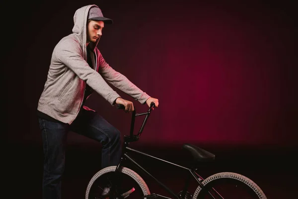 Bmx cyclist with bike — Free Stock Photo