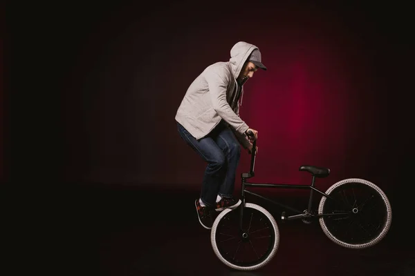 Bmx cyclist performing stunt — Stock Photo, Image