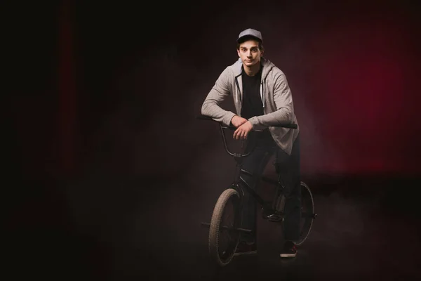 Genç bisikletçi bmx bisiklet ile — Stok fotoğraf