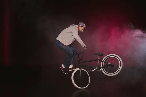 BMX pengendara sepeda melakukan aksi — Stok Foto
