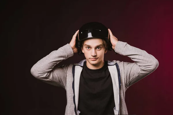 Ciclista usando capacete — Fotografia de Stock