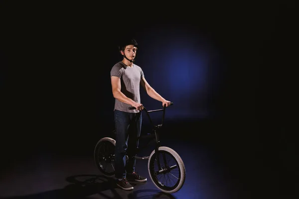 Молодий велосипедист з велосипедом bmx — Безкоштовне стокове фото