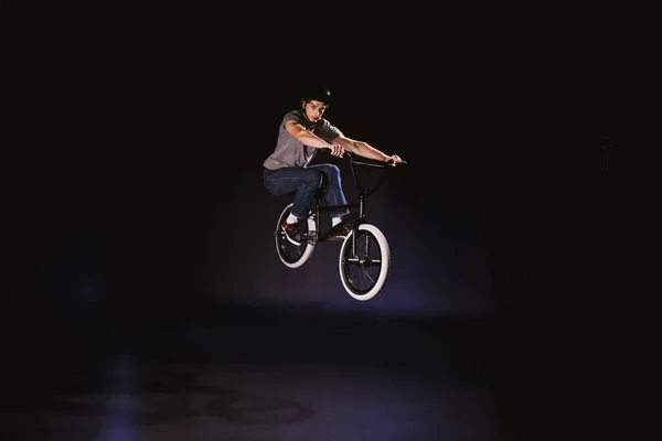 BMX ciclista realizando acrobacias —  Fotos de Stock