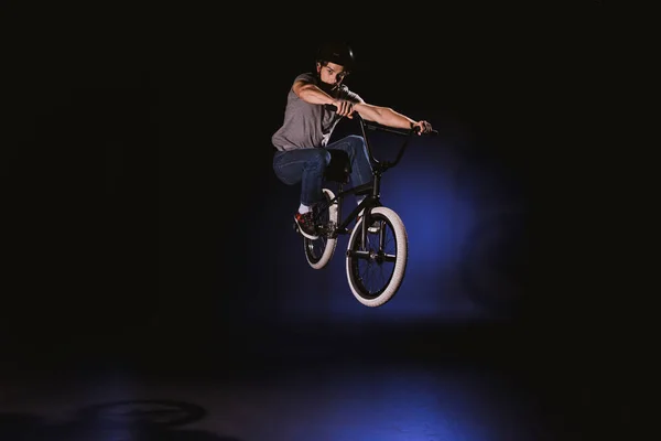 Bmx cyclist performing stunt — Stock Photo, Image
