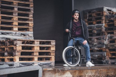 Genç bmx bisikletçi