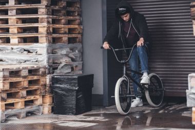 Genç bmx bisikletçi