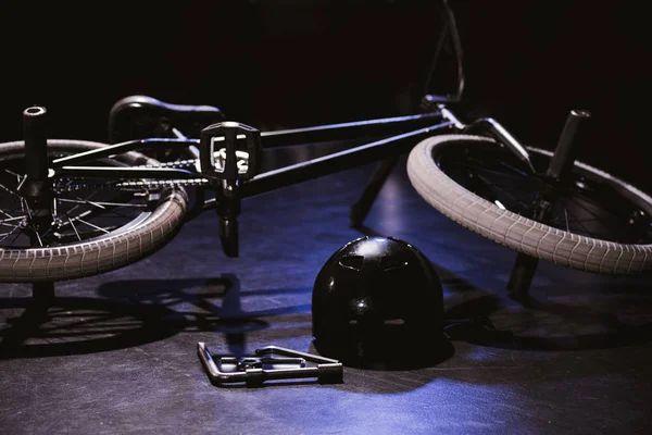 Bmx bicicleta e capacete — Fotografia de Stock