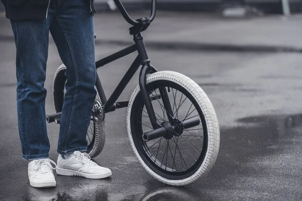 Хлопчик з велосипедом bmx — стокове фото