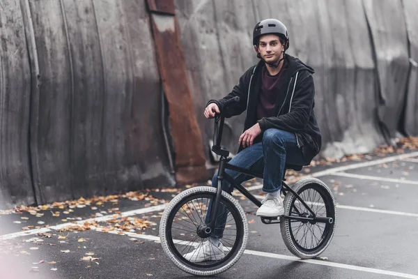 Jeune cycliste bmx — Photo