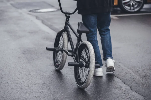 Bmx 자전거와 소년 — 스톡 사진