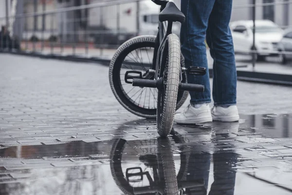 Menino com bmx bicicleta — Fotografia de Stock