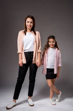 Anne ve kızı el ele tutuşuyorlar.