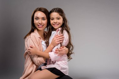Annelerin ayakları üzerinde oturan kızı