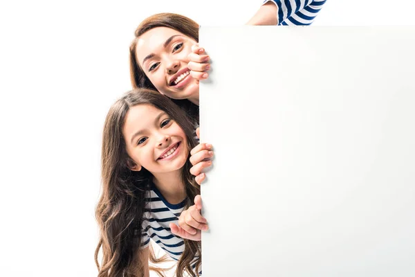 Córka i matka trzyma pustej planszy — Zdjęcie stockowe