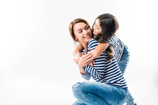 Figlia abbracciare madre — Foto Stock