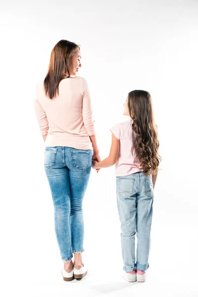 Matka a dcera se drží za ruce — Stock fotografie