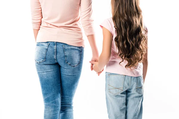 Äiti ja tytär pitävät toisiaan kädestä — kuvapankkivalokuva