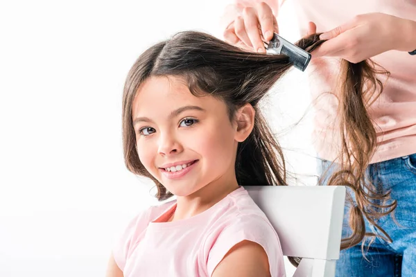 Madre peinando hijas cabello — Foto de Stock