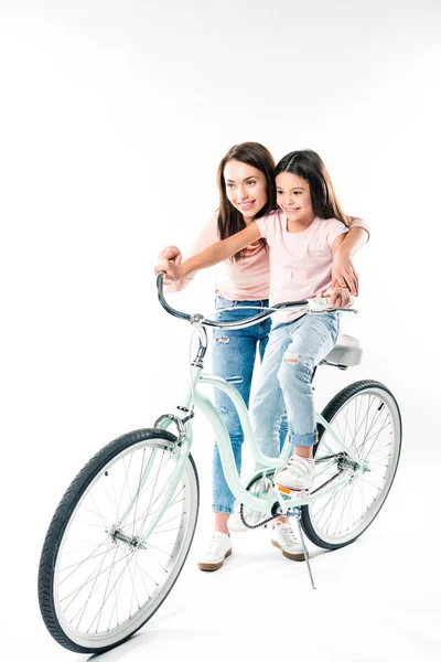 Mãe ensinando filha andar de bicicleta — Fotografia de Stock