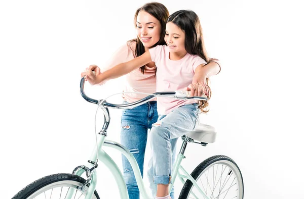 Мать учит дочь кататься на велосипеде — стоковое фото