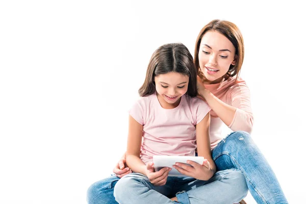 Madre e figlia guardando tablet — Foto Stock