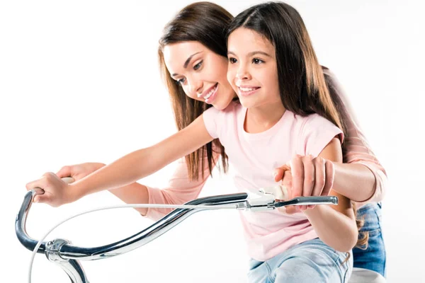 Mère enseignant fille vélo d'équitation — Photo