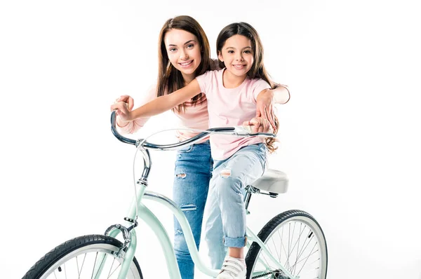 Mãe e filha com bicicleta — Fotografia de Stock