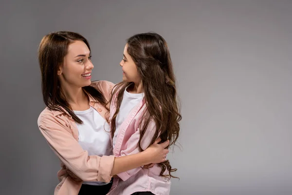 Hija y madre abrazándose — Foto de Stock