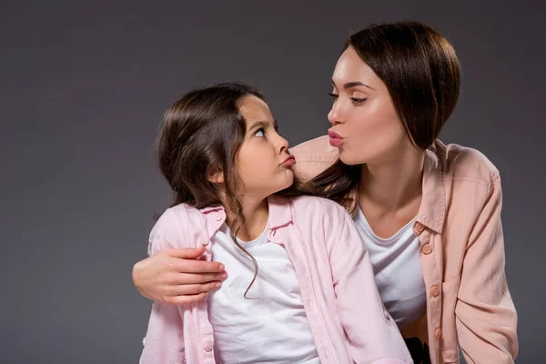 Grimaserande mor och dotter — Gratis stockfoto