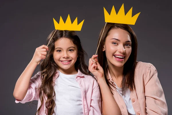 Filha e mãe segurando coroas de papel — Fotografia de Stock