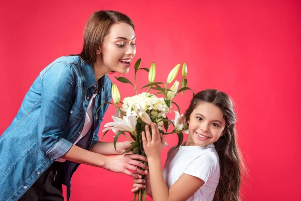 Filha apresentando buquê de flores para a mãe — Fotos gratuitas