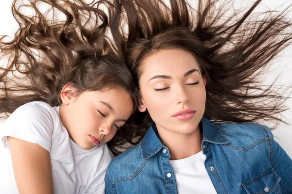 Mère et fille couchent ensemble — Photo