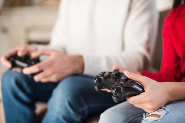 Baba ve kızı oyun yastıkları holding Resim kırpılmış