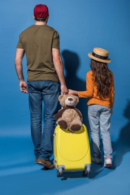 arka görünümü seyahat çantası ile mavi mi baba ve kızı