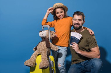 Baba ve kızı pasaport ve bilet gidiş mavi seyahat etmek ile